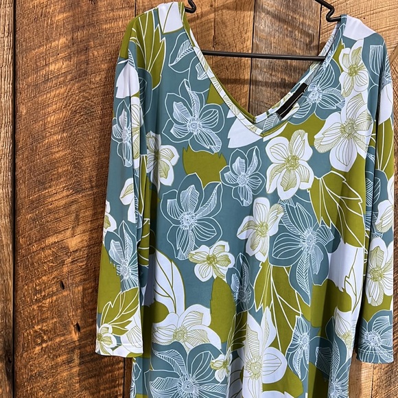 2/$15 Venezia Knit Top 3/4 Sleeve V Neck & Back Floral print - Picture 3 of 4